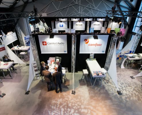 uniforme standbouw met truss en theatergordijnen
