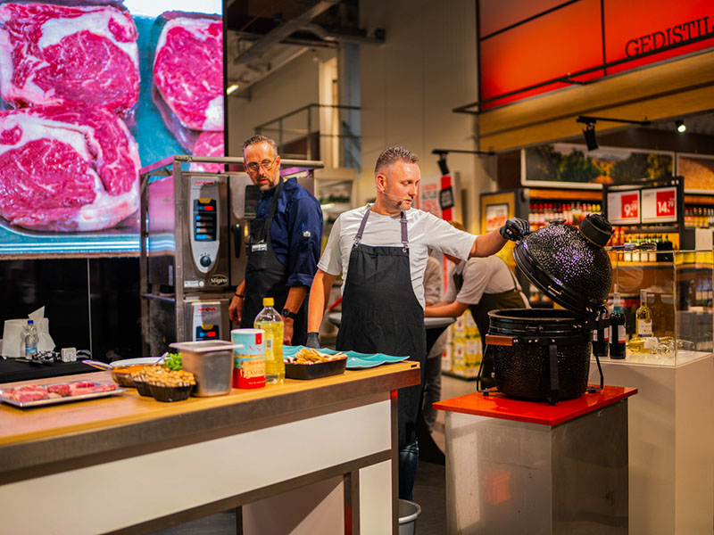 Kookdemo's met een tijdelijke stroomvoorziening opening Sligro Leeuwarden Bridge Event Facilities